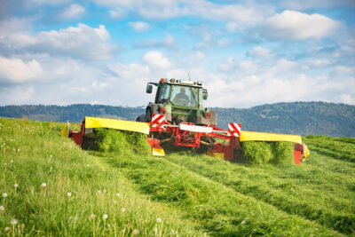 Einsatz moderner Landtechnik bei der Grasmahd für Silage