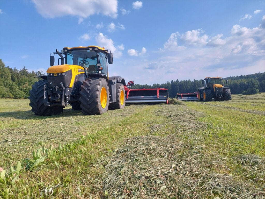 JCB mit Bandschwader