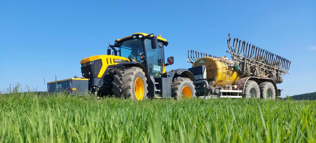 JCB mit Fass
