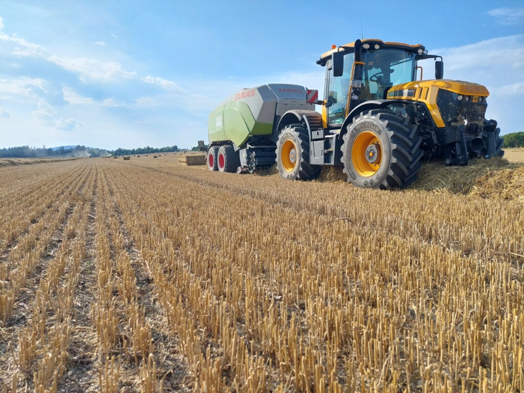 JCB mit Presse Stroh