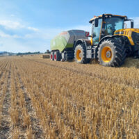 JCB mit Presse Stroh